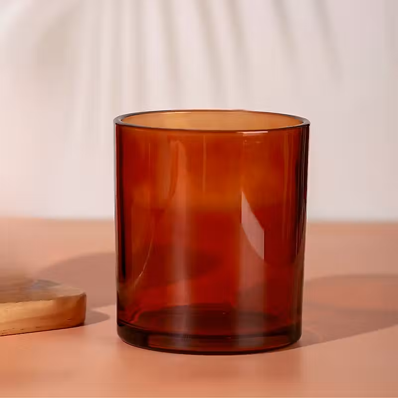 un verre posé sur une planche à découper en bois