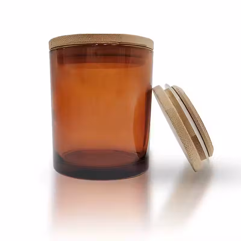 un pot en verre avec un couvercle en bois sur fond blanc