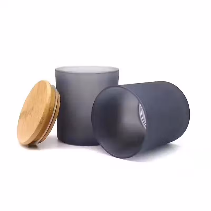 2 pots à côté d'un couvercle en bois avec fond blanc