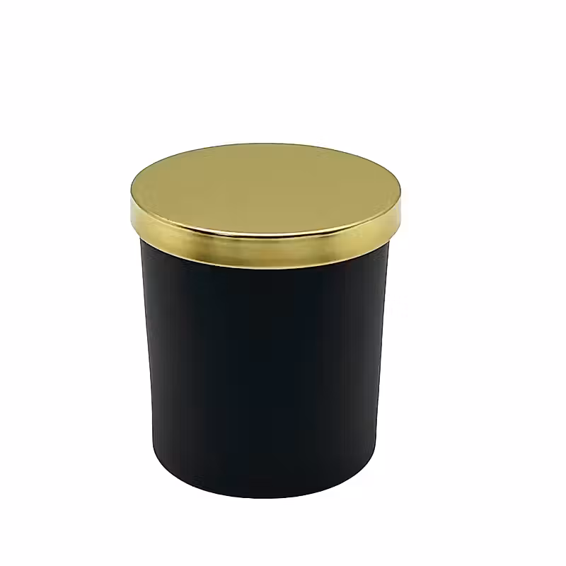 Pot noir avec couvercle doré