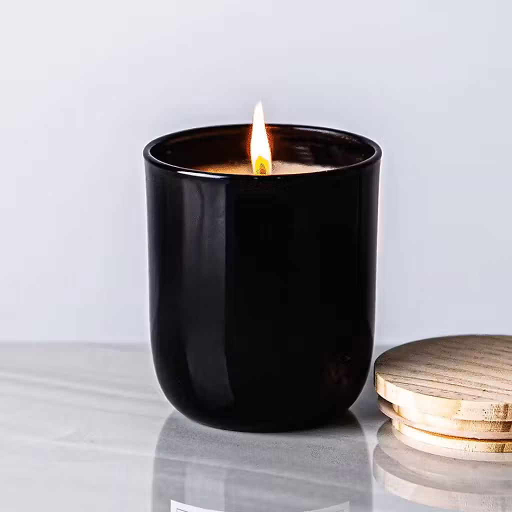 une bougie posée à côté d'un dessous de verre en bois