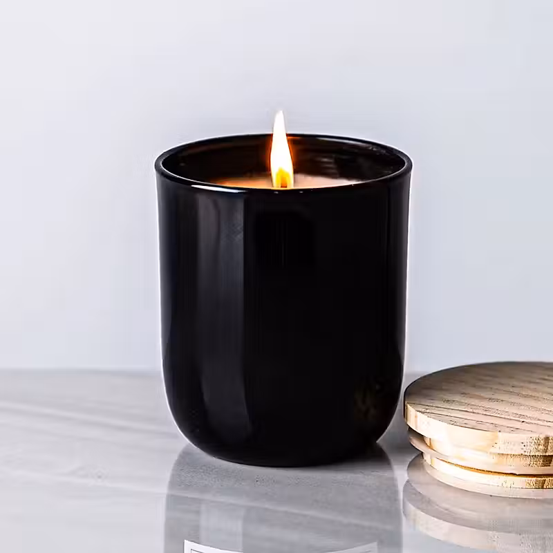 une bougie posée à côté d'un dessous de verre en bois