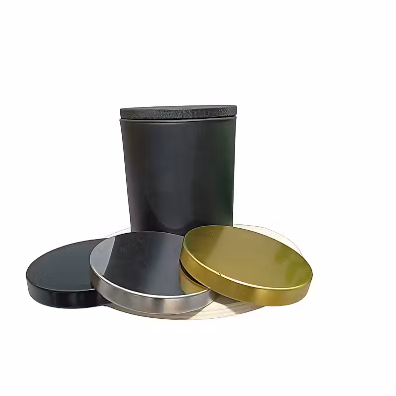 pot noir avec des couvercles de différentes couleurs