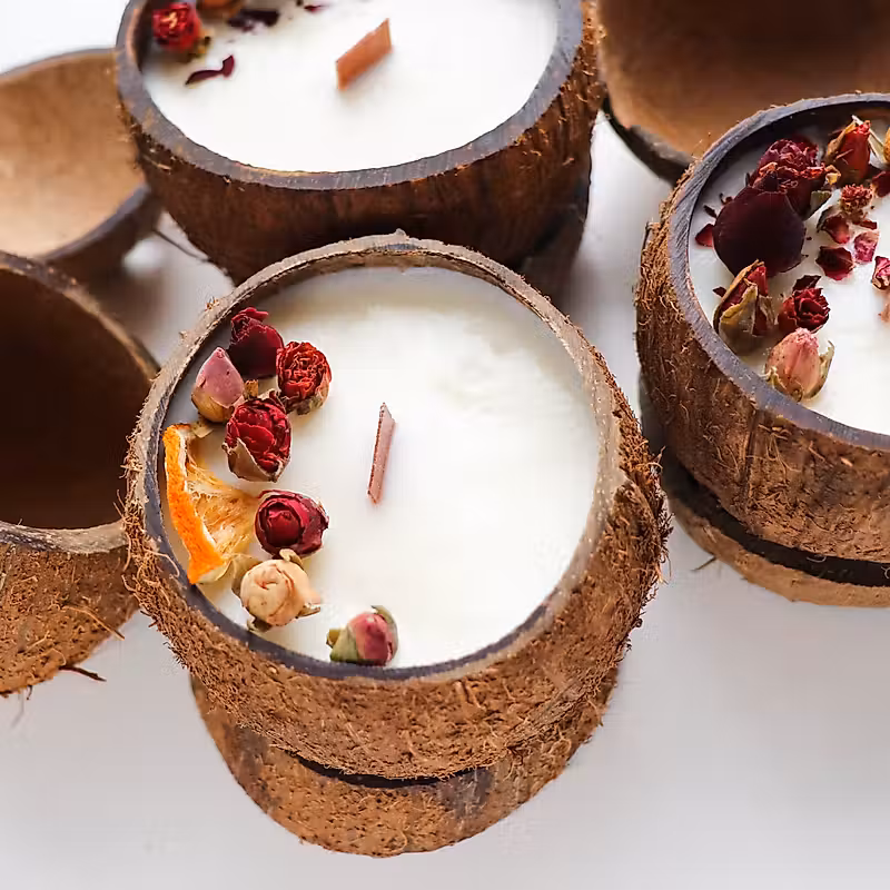 bougies à la noix de coco avec des fleurs dedans