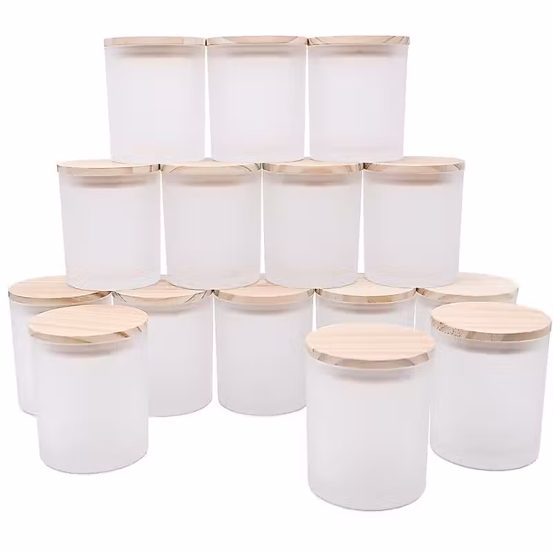 une pile de six pots en verre transparent avec couvercles en bois