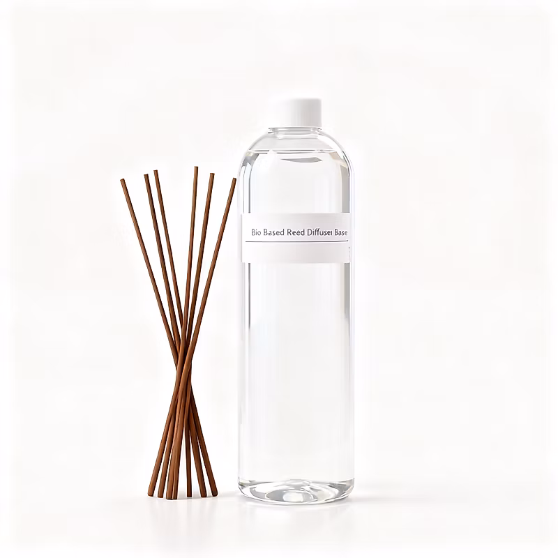 Une bouteille transparente à côté de bâtonnets bruns