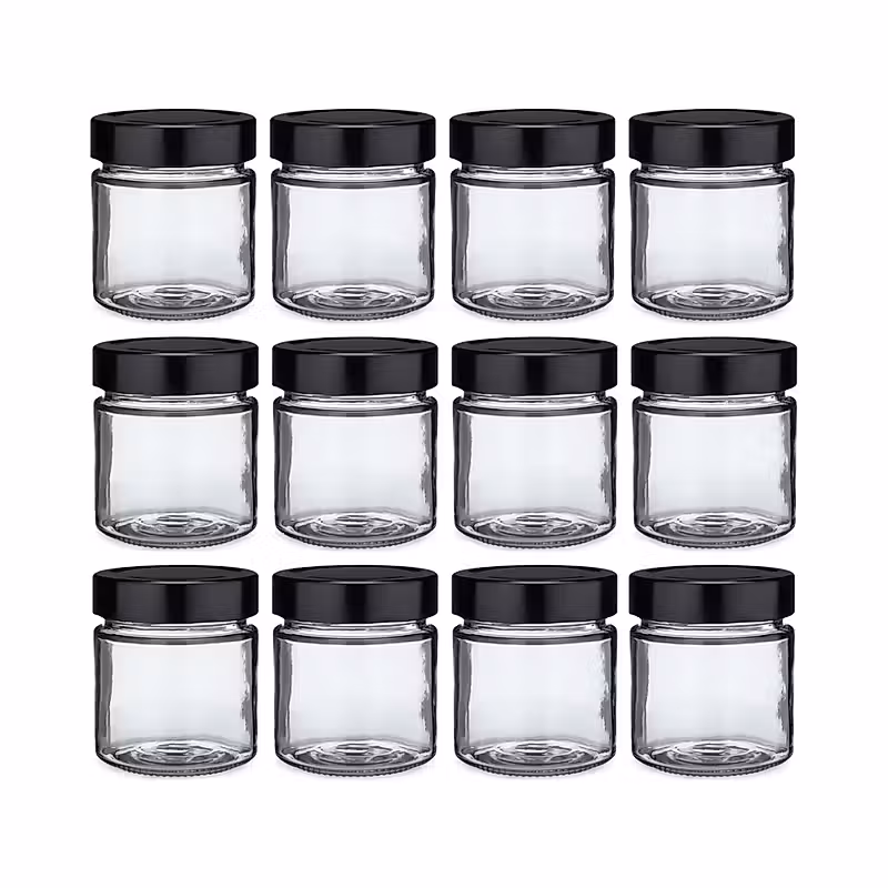 douze pots en verre avec des couvercles noirs sur fond blanc