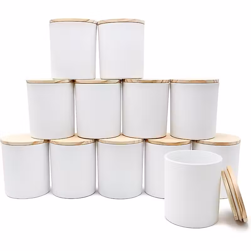 une pile de pots blancs avec des couvercles en bois