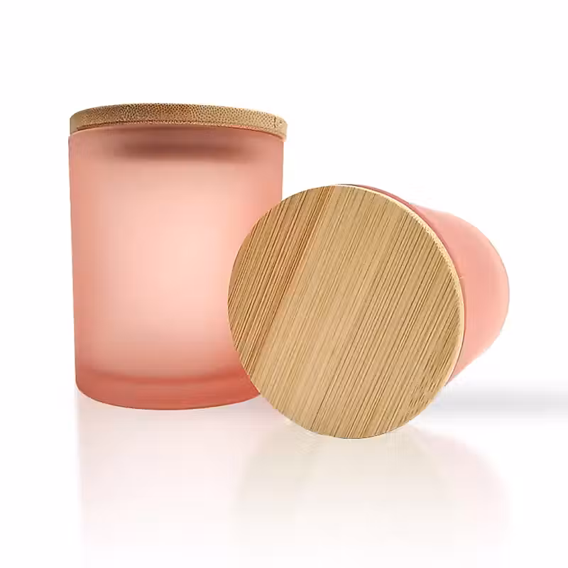 pot en verre rose avec couvercle en bois sur fond blanc