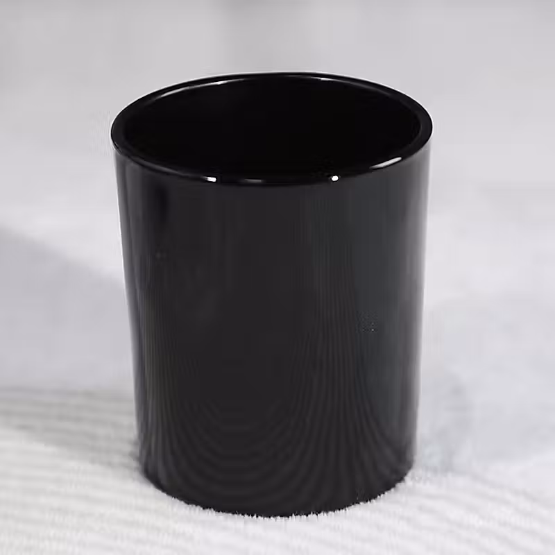 Une tasse posée sur une surface blanche