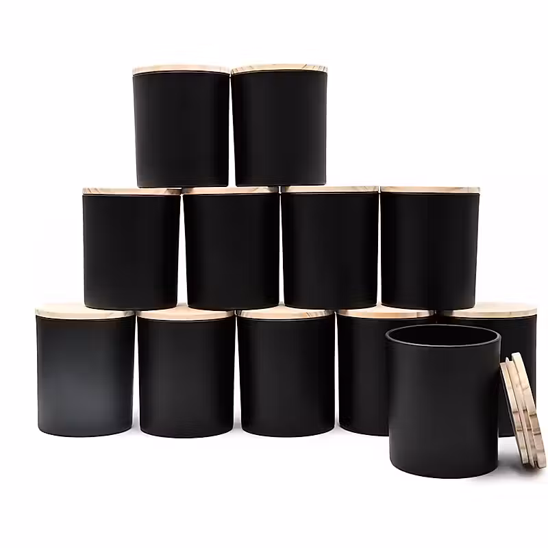 une pile de pots noirs avec des couvercles en bois
