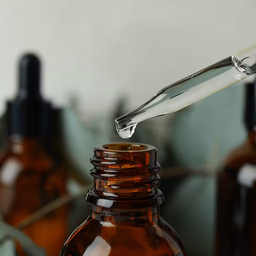 une bouteille d'huile essentielle est versée dans une bouteille