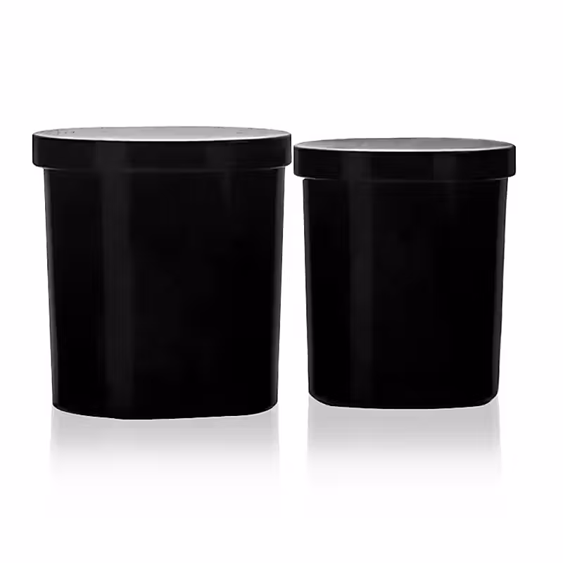 deux pots noirs avec fond blanc