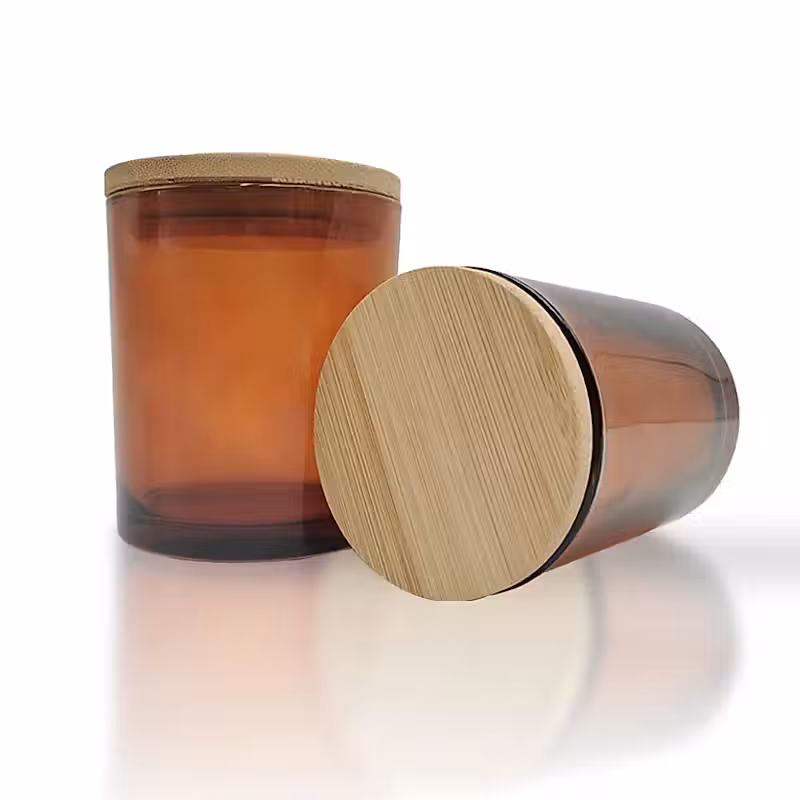 deux pots en verre avec couvercles en bois posés côte à côte