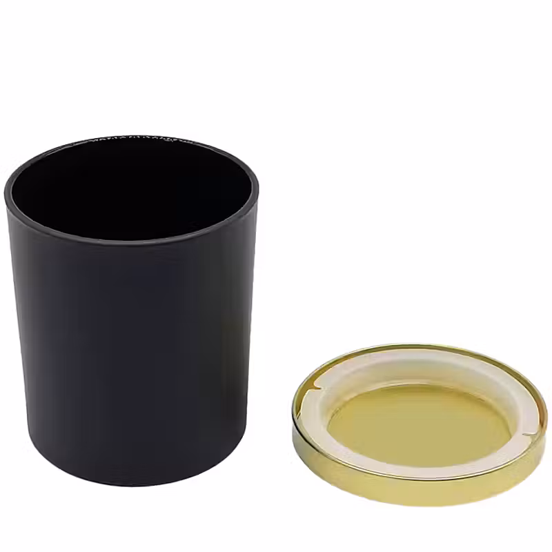 une tasse noire et dorée avec un couvercle sur une surface blanche